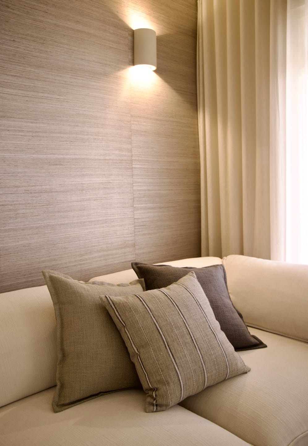 Grasscloth Wallpaper in Real Homes — What Natural Fibre Looks Like Installed