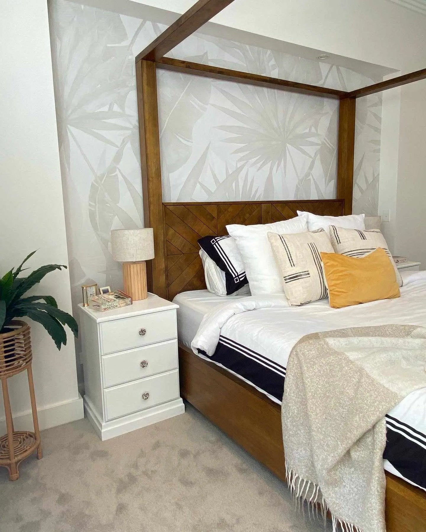 Noosa Palm in Soft Grey Wallpaper - Olive et Oriel