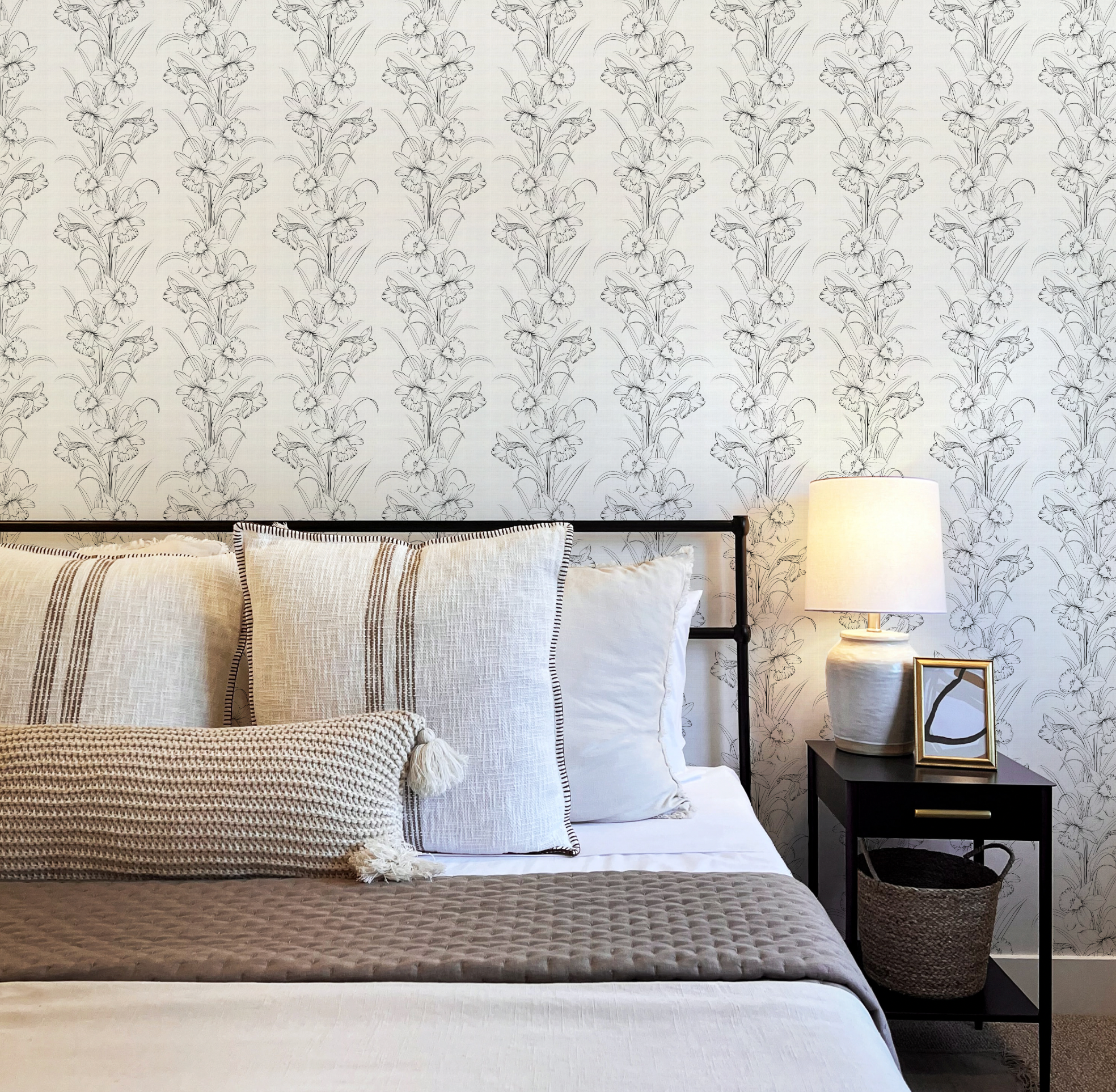 Daffodil Stripe Black & White Wallpaper