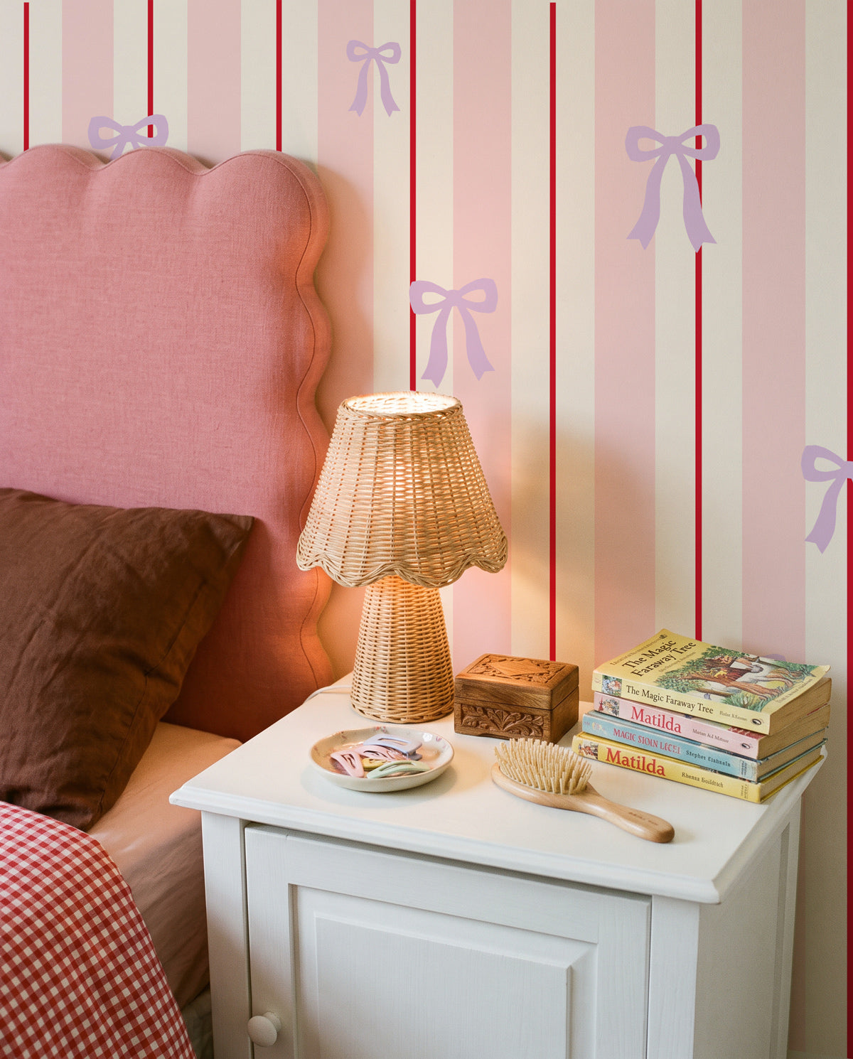 Stripes & Bows | Linen Texture Wallpaper
