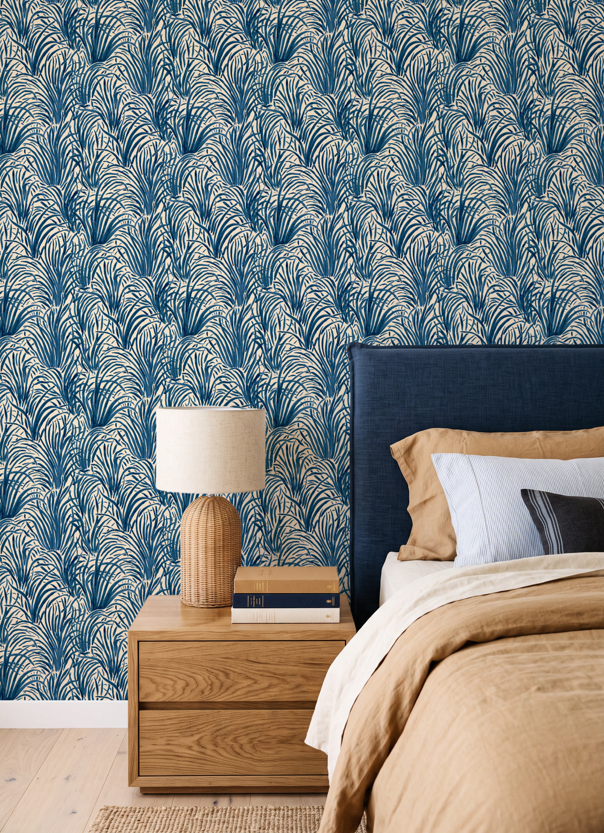 Coastal Luxe Grass in Navy Blue Wallpaper
